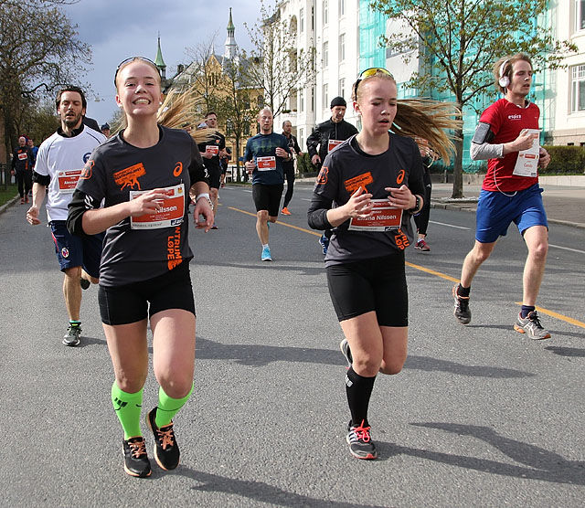 Ungjentene Mia og Emma Nilssen Randlev, to av rundt 43 % kvinner som deltar i Sentrumsløpet. Foto: Heming Leira