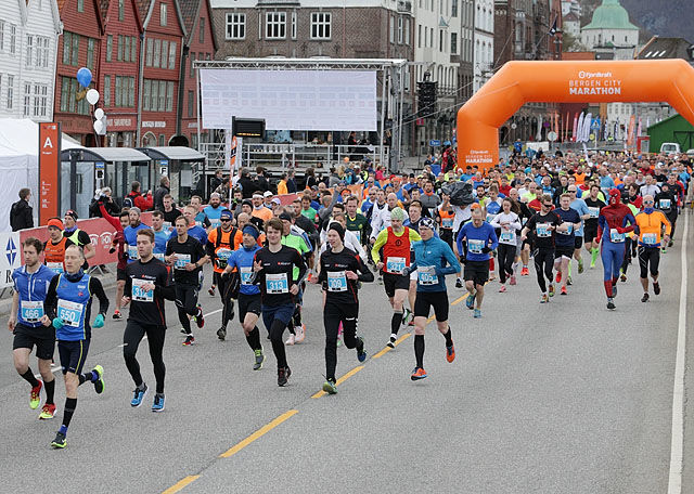Maratonstart i årets Bergen City Marathon Foto: Kjell Vigestad