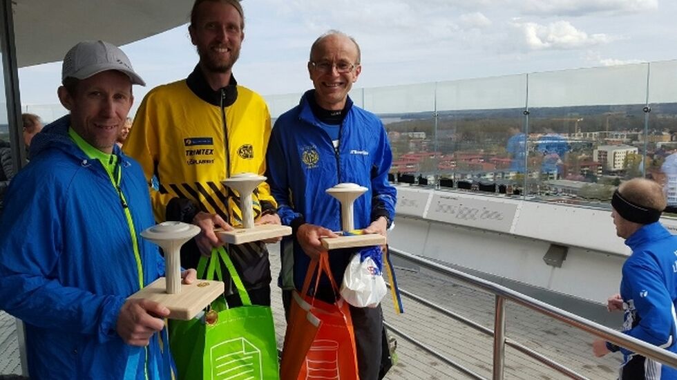 Gjermund Sørstad på toppen av pallen etter en suveren seier. Som vi ser  er det andre som fortsatt løper (arrangørfoto).