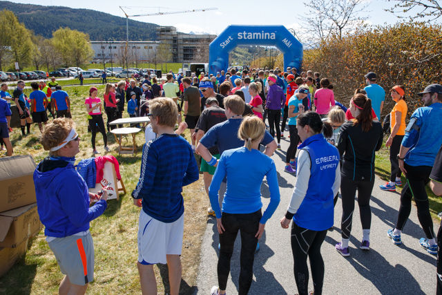 I 2015 deltok 51 kvinner av totalt 176 løper under Ålesund Maraton. Arrangøren håper på enda flere kvinner i løypa langs Brusdalsvatnet 14. mai. Foto: Pål André Måseidvåg I 2015 deltok 51 kvinner av totalt 176 løper under Ålesund Maraton. Arrangøren håper på enda flere kvinner i løypa langs Brusdalsvatnet 14. mai. Foto: Pål André Måseidvåg