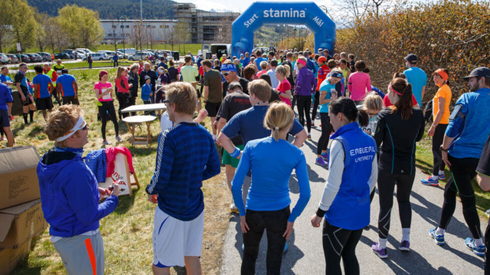 I 2015 deltok 51 kvinner av totalt 176 løper under Ålesund Maraton. Arrangøren håper på enda flere kvinner i løypa langs Brusdalsvatnet 14. mai. Foto: Pål André Måseidvåg
