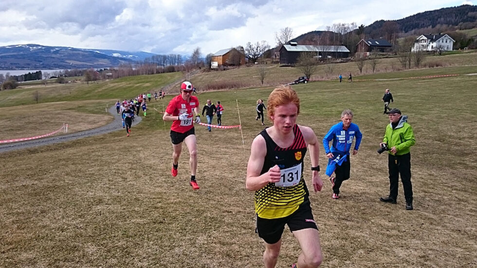 Martin Grønvold i føringen under KM terrengløp i Moelv i 2016.