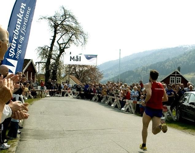 Her løper Rune Opem i mål som vinner i 2009 på tiden 27:53, i år gikk det betydelig raskere.