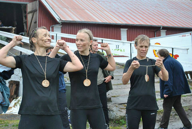Barskingen_damelag med medaljer.jpg