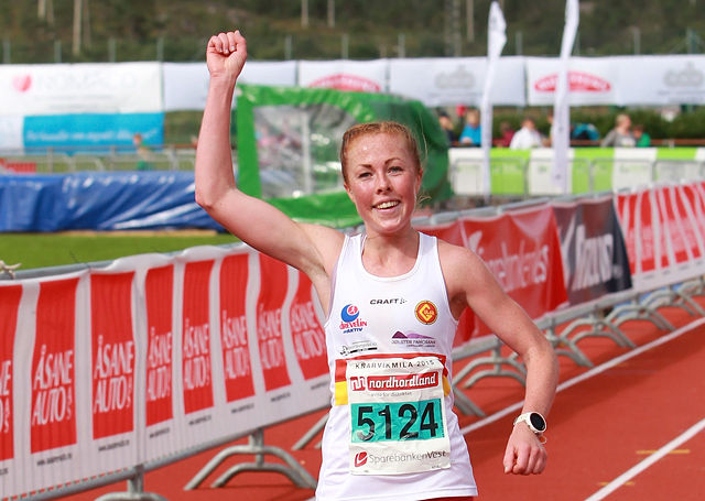 Konkurranseglade Eli Anne Dvergsdal vinner her Knarvikmila i fjor. Hun vant halv i Bergen City Marathon denne helgen  og stiller også i nordisk om en drøy uke. (Foto: Kjell Vigestad)