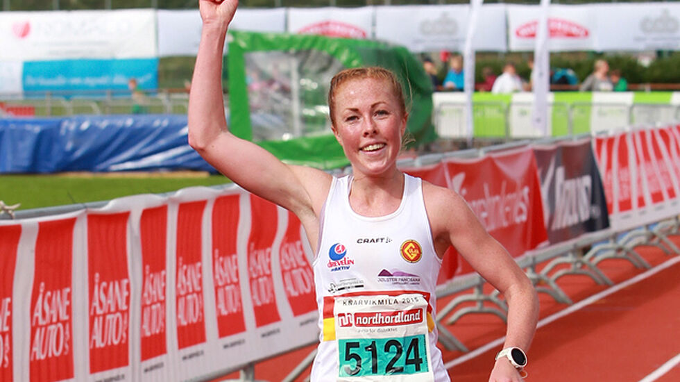 Konkurranseglade Eli Anne Dvergsdal vinner her Knarvikmila i fjor. Hun vant halv i Bergen City Marathon denne helgen  og stiller også i nordisk om en drøy uke. (Foto: Kjell Vigestad)