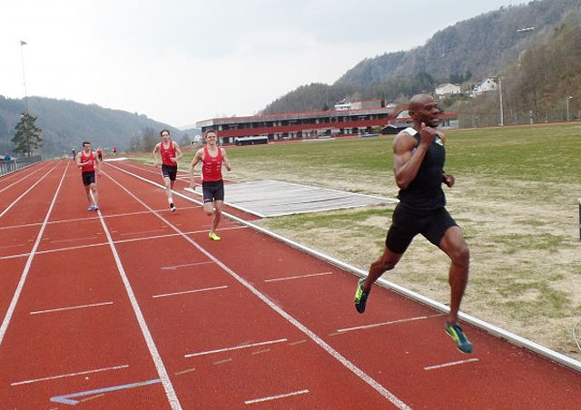 Yeimer Lopez løp på 1.48,76 i noe vindfulle forhold på Osterøy. (Foto: arrangøren) 