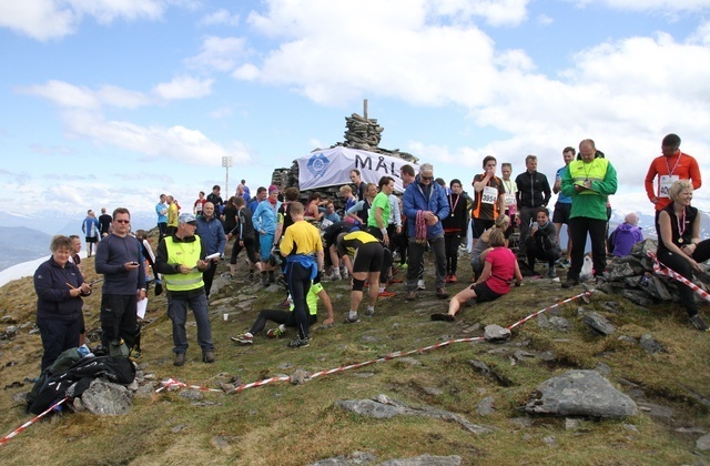 Fra målområdet ved Vardane på Sulafjellet. Det er flere varder på toppen, men Storevarden ligger høyest på 776 m.o.h. Foto: Kondis