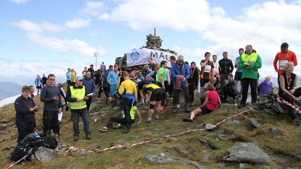 Fra målområdet ved Vardane på Sulafjellet. Det er flere varder på toppen, men Storevarden ligger høyest på 776 m.o.h. Foto: Kondis