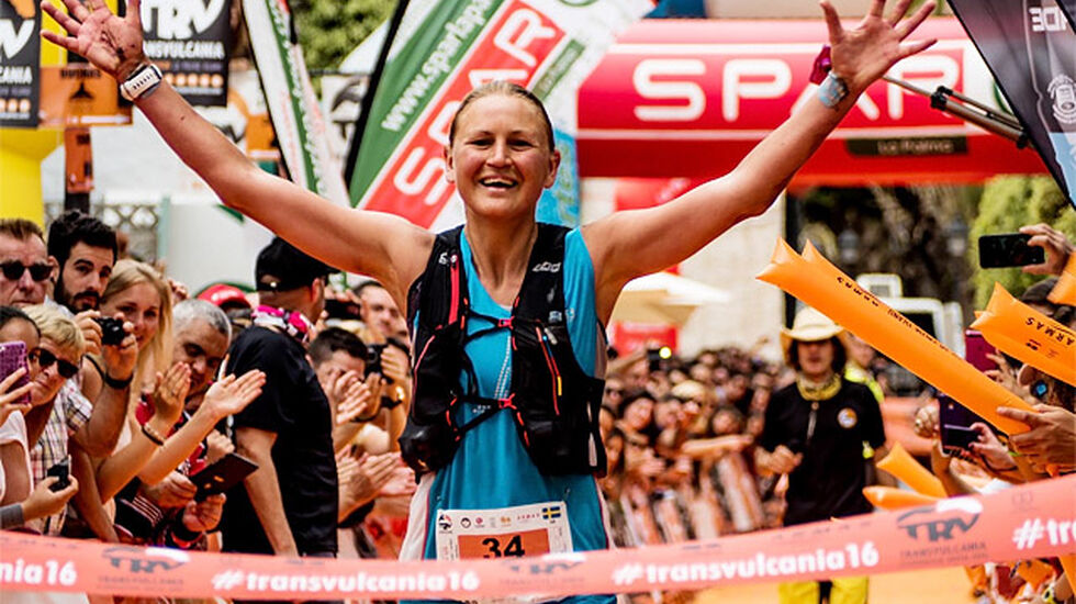 Ida Nilsson kan slippe jubelen løs etter å ha vunnet det 74 km lange og svært så kuperte Transvulcania. (Foto: arrangøren)