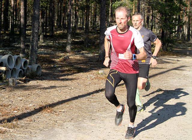 SPURTDUELL: Jan Hovde kopierte seieren fra forrige ukes Gå-jogg på Ilseng, men fikk mer motstand av Hans Tore Riibe i motsola i Elverum. SPURTDUELL: Jan Hovde kopierte seieren fra forrige ukes Gå-jogg på Ilseng, men fikk mer motstand av Hans Tore Riibe i motsola i Elverum.