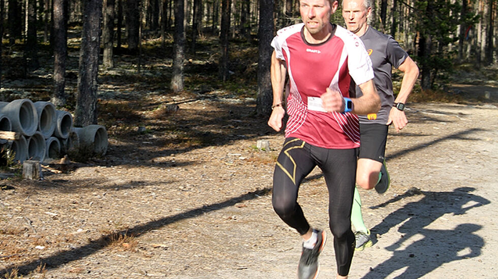 SPURTDUELL: Jan Hovde kopierte seieren fra forrige ukes Gå-jogg på Ilseng, men fikk mer motstand av Hans Tore Riibe i motsola i Elverum.