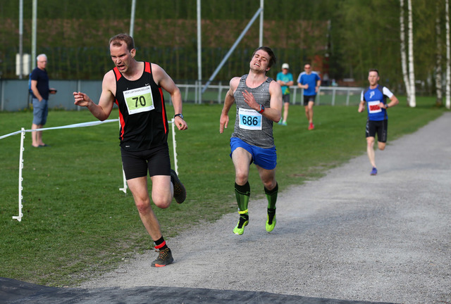 Kristian Braathen spurter inn til seier foran Glenn Røisgaard (foto: Bjørn Hytjanstorp).
