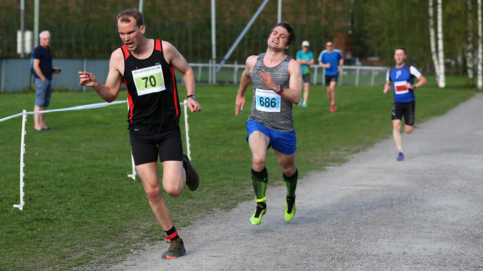 Kristian Braathen spurter inn til seier foran Glenn Røisgaard (foto: Bjørn Hytjanstorp).