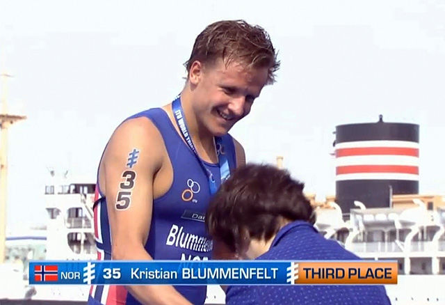 Kristian BLummenfelt på seierspallen. Fanget opp fra TV-ruta av Dag Oliver.