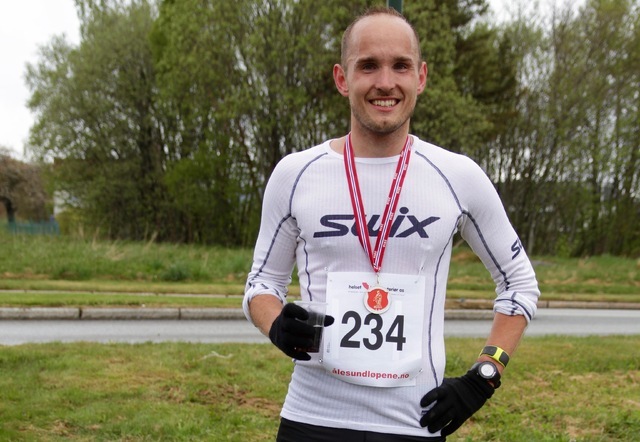 Olger Pedersen imponerte på maratondistansen og satte solid ny personlig rekord i regnet og blåsten som spesielt maratonløperne møtte inn og ut Brusdalen
