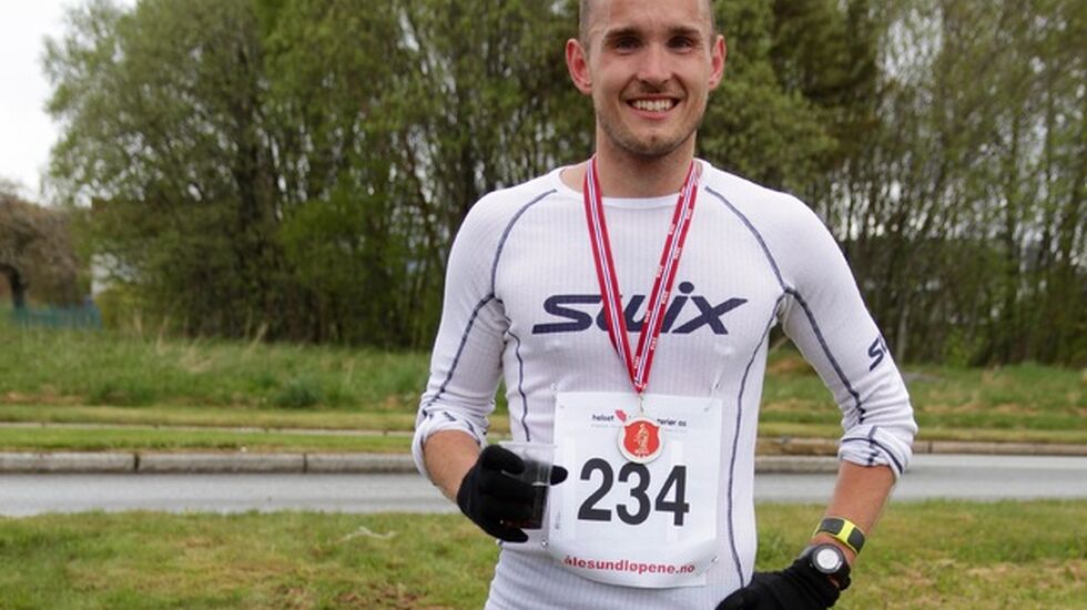 Olger Pedersen imponerte på maratondistansen og satte solid ny personlig rekord i regnet og blåsten som spesielt maratonløperne møtte inn og ut Brusdalen