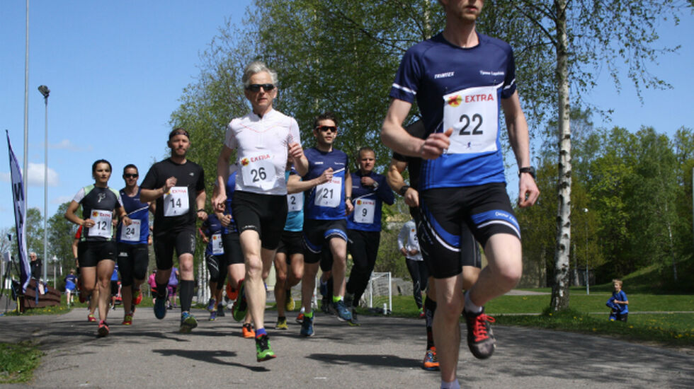 Løyperekordholder John Frisli Jahre (startnr 22) legger ut i tet foran Ole Kulbraaten (startnr 26) og resten av feltet på den lengste distansen, 6,1 km. Foto: Beathe Skog Hansen.