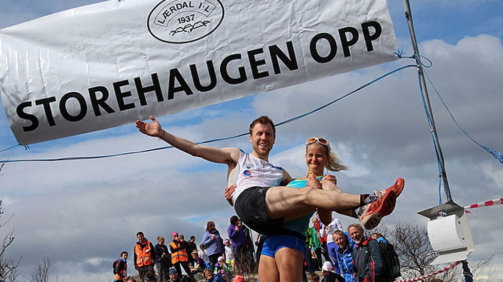 Therese Sjursen tar et godt tak i den andre vinneren, Stian Angermund-Vik. Foto: Jan Christian Jerving