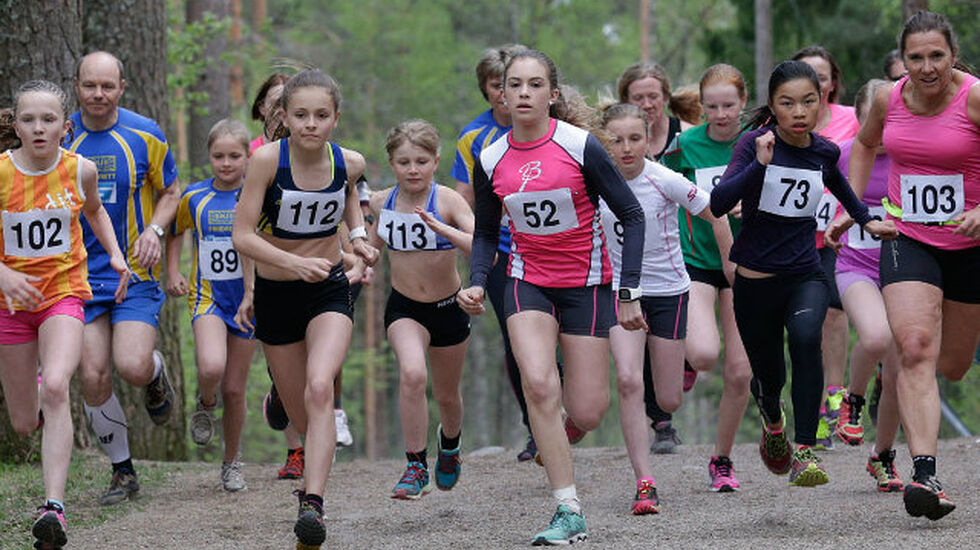 Start kvinneklassen i det aller første løpet i Ulsrudkarusellen. Foto: Per Inge Østmoen