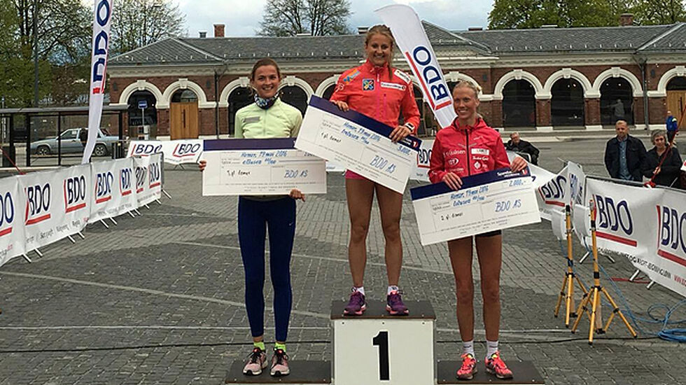 Seierspallen for kvinner på Stortorget etter BDO-Mila torsdag kveld: Ingvild Flugstad Østberg, Marthe Katrine Myhre og Sigrid Jervell Våg. (Foto: Hans Tore Riibe)