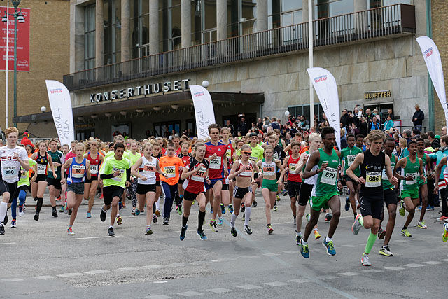 På Götaplassen: Starten for det første CityVarvet for unge fra 14-19 år. Vi ser alle de fire norske løperne i fremste rekke. (Foto:Per Inge Østmoen)