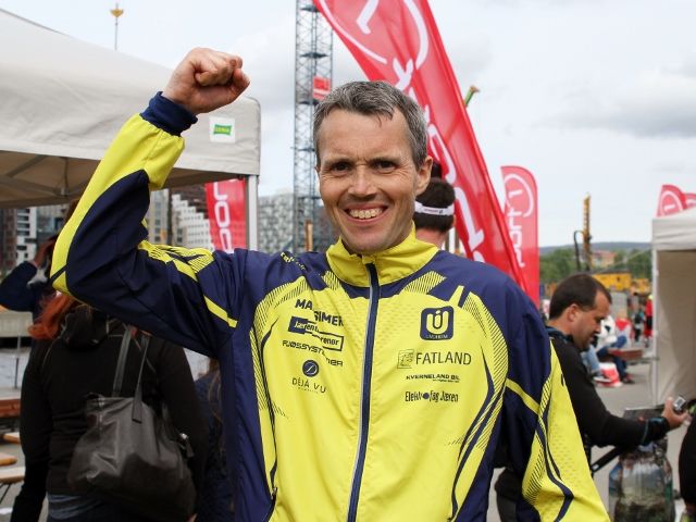 Jarle Risa jubler etter seieren i Ecotrail Oslo (foto: Olav Engen).