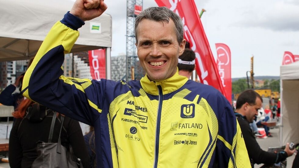 Jarle Risa jubler over seieren på Ecotrails lengste distanse (foto: Olav Engen).