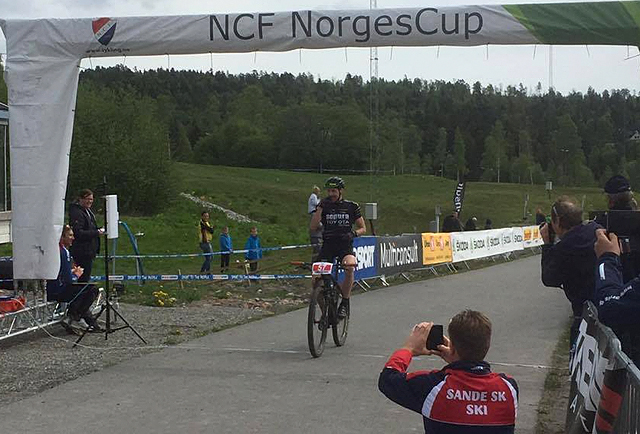 Vinner av Montebellorittet 2016 menn senior elite, Fredrik Edin, ved målgang etter 71 kilometer. (Foto: Norges Cykleforbund)