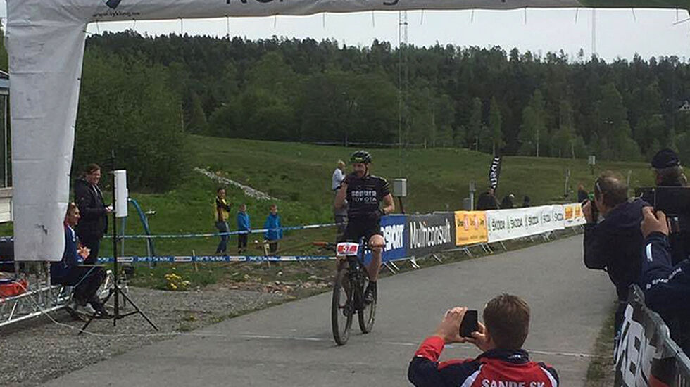 Vinner av Montebellorittet 2016 menn senior elite, Fredrik Edin, ved målgang etter 71 kilometer. (Foto: Norges Cykleforbund)