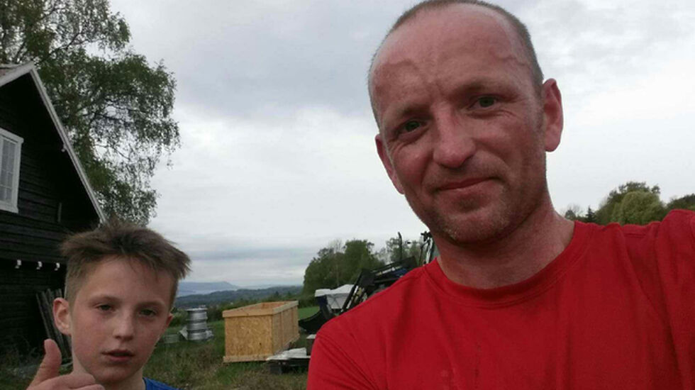 Tommelen opp for Wiktor og Miroslaw Baran etter Bjørgeberg-joggen onsdag. (Foto: Privat)
