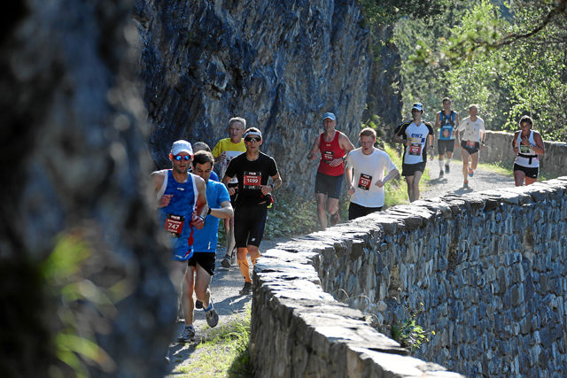 Variert: Du kan selv velge mellom løpe- eller gåturer i variert fjellterreng og over setervoller under treningsturene og oppladingen mot Swiss Alpine. Foto: Andy Mettler