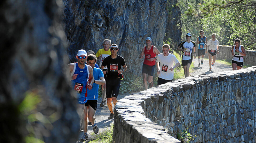Variert: Du kan selv velge mellom løpe- eller gåturer i variert fjellterreng og over setervoller under treningsturene og oppladingen mot Swiss Alpine. Foto: Andy Mettler