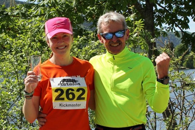 Therese Falk og Lars Dørum ved elvebredden etter seieren på 50 km (foto: Olav Engen).