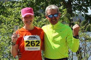 Therese Falk og Lars Dørum ved elvebredden etter seieren på 50 km i 2016 (foto: Olav Engen).