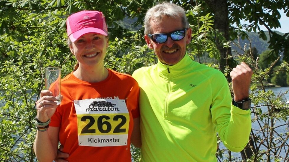 Therese Falk og Lars Dørum ved elvebredden etter seieren på 50 km (foto: Olav Engen).