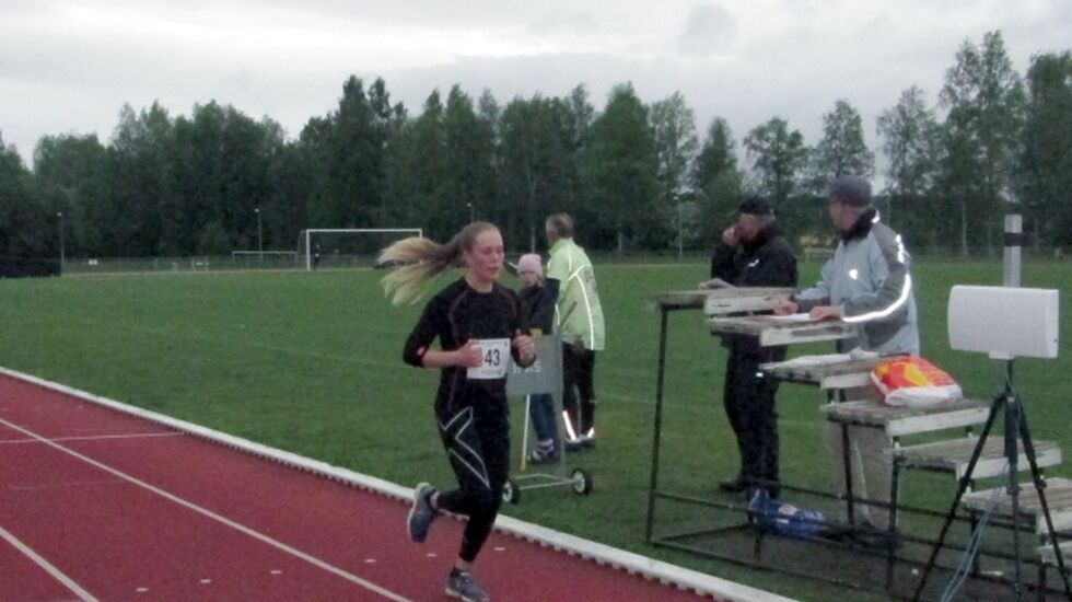Christine Nystuen har vist seg uslåelig i Kongsvingerkarusellen i år. Her vinner hun sitt fjerde strake karuselløp. (Foto: Liv-Berit Roland)