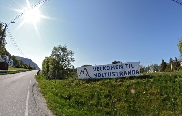 Velkommen til Moltustranda. Foto: Martin Hauge-Nilsen