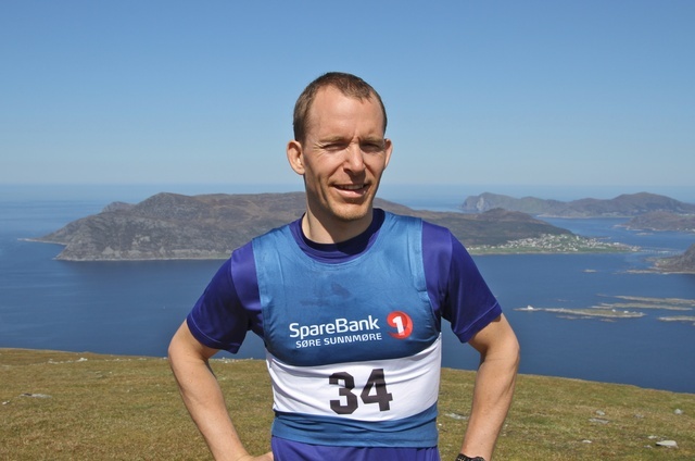 Arve Haugland og Hidsegga bader i sol. Foto: Martin Hauge-Nilsen