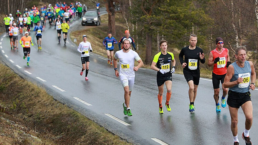 Maratonstart i Sjoadalen: 104 løpere startet og akkurat 100 kom i mål. Bak lederen på bildet ser vi nr. 1, 2 og 5 i dagens løp: nr. 96 Amund Owren, nr. 112 Erik Kaspersen Hoffsbakken og helt til høyre Vidar Kvernvold (Foto: Kjell Vigestad)