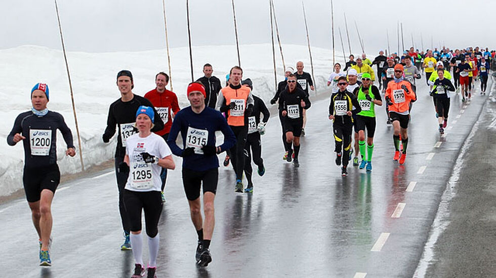 Etter 1,5 km: De aller beste av de 600 løperne har allerede passert og feltet er i ferd med å strekke seg ut. Først på bildet er Åse Klinkenberg som ble nr. 6 i dameklassen på 1.27.19. I fjor ble hun også nr. 6, men brukte da 10 minutter og 11 sekunder mer. (Foto: Kjell Vigestad) 