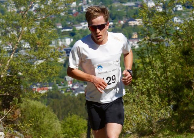 Vinneren Sigve Høydal bor og jobber i Volda. Lørdag tok han turen til Langevåg utenfor Ålesund for å springe motbakkeløp. Foto: Jostein Håland