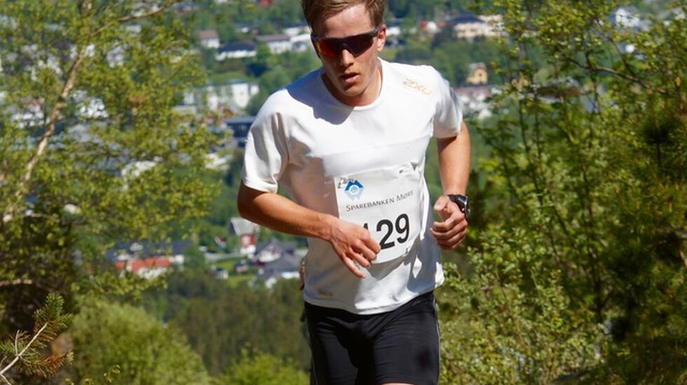 Vinneren Sigve Høydal bor og jobber i Volda. Lørdag tok han turen til Langevåg utenfor Ålesund for å springe motbakkeløp. Foto: Jostein Håland