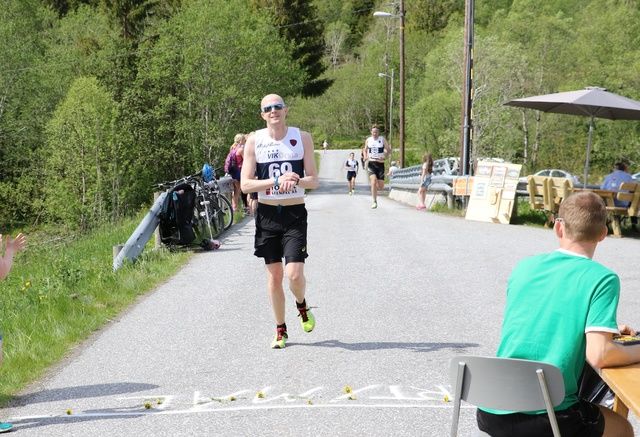 Øyvind Helstrøm først i mål i fjor. Foto: Jan Petter Venøy