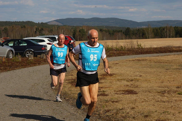 Jan Erik Bakåsmoen i tet i årets første løp i Finnskogkarusellen med Kai Skjøthaug hakk i hæl. (Foto: Tor-Arne Rønning)