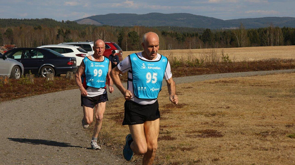 Jan Erik Bakåsmoen i tet i årets første løp i Finnskogkarusellen med Kai Skjøthaug hakk i hæl. (Foto: Tor-Arne Rønning)