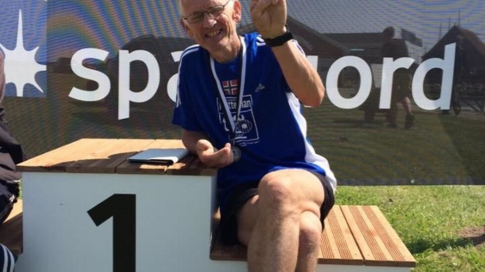 Per Audun Heskestad med tre fingre opp for tre seire på sine tre 24-timersløp i Danmark og Sverige (arrangørfoto).