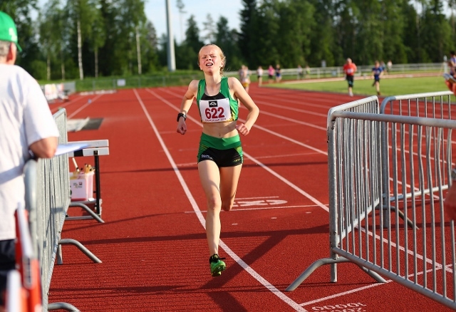 June Laake går i mål på 1500 meter i UKI-karusaellens 3. l løp. Denne gangen var det 800 meter (foto: Bjørn Hytjanstorp).