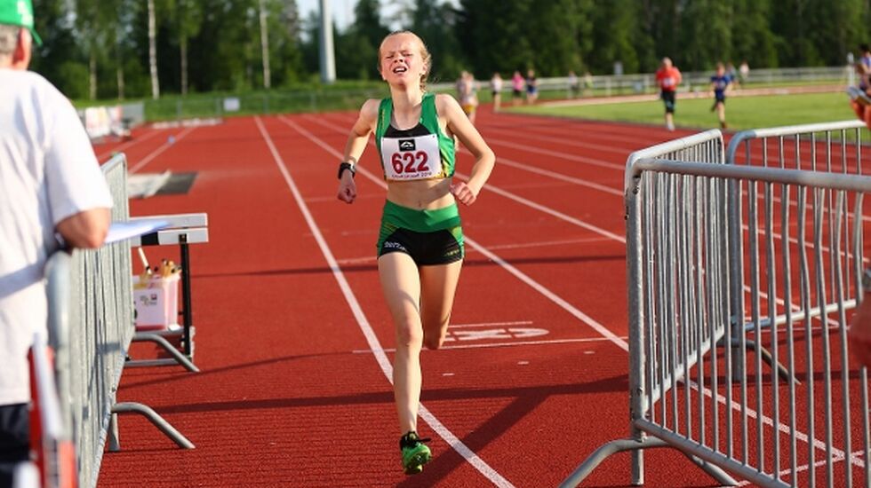 June Laake går i mål på 1500 meter i UKI-karusaellens 3. l løp. Denne gangen var det 800 meter (foto: Bjørn Hytjanstorp).
