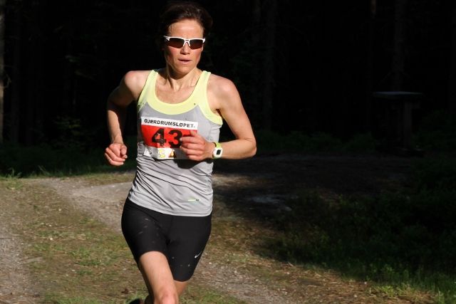 Elin Sjaastad løper inn til seier i kvinneklassen på 12 km (foto: Olav Engen).